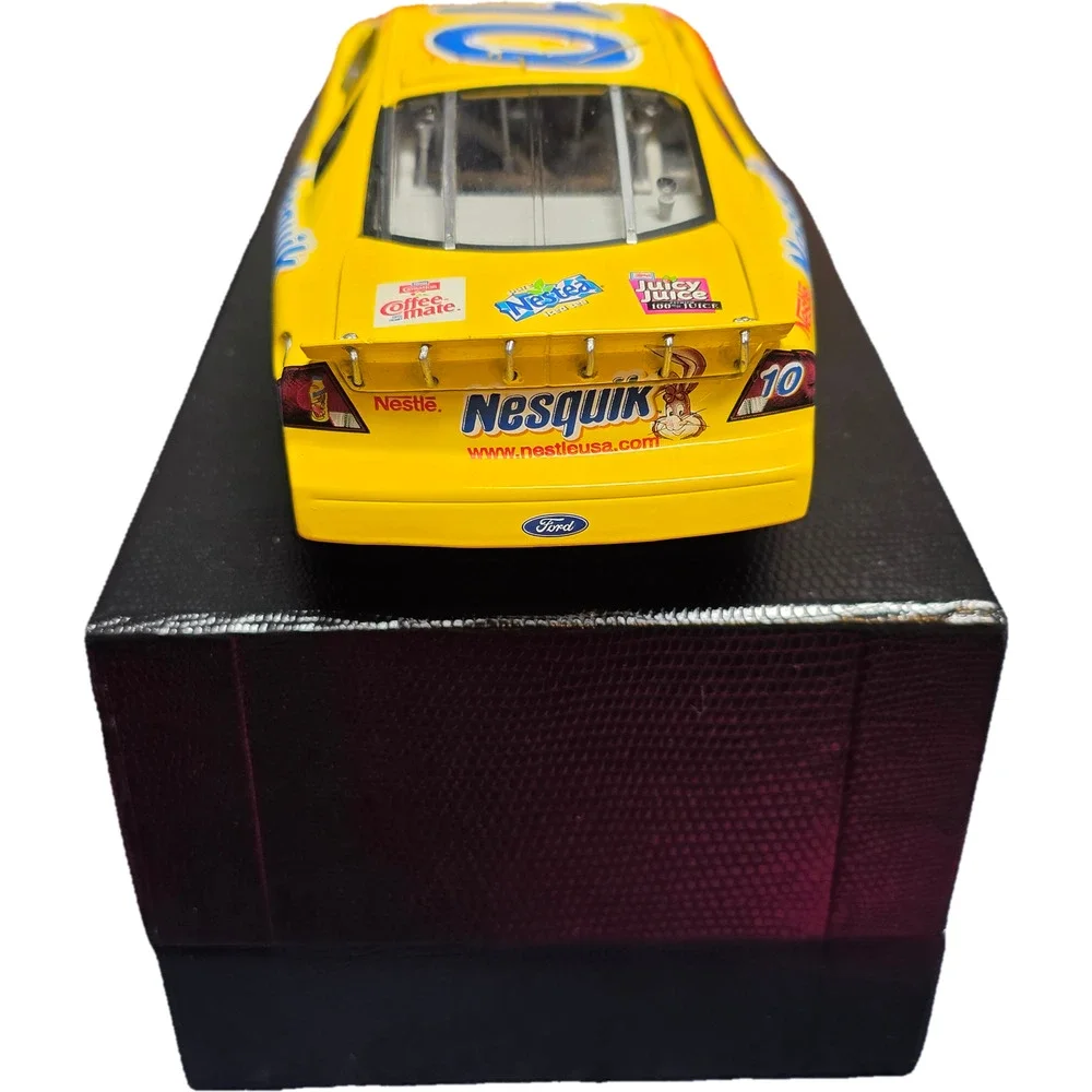 Jeff Green #10 Nesquik 2000 Monte Carlo Elite 1:24 NASCAR Diecast Nascar Yellow